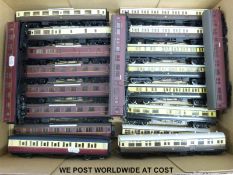 Nineteen GWR Hornby and similar 00 gauge carriages to include three autocoaches