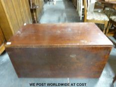 A mahogany trunk (L107 x D60 x H53cm)