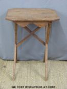 An oak Arts and Crafts peg jointed side table (52 x 40 x 70cm)