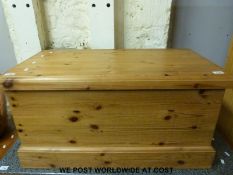 A pine blanket box (W93 x D47 x H48cm)
