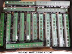 Seventeen Southern/Southern Region BR MK1 Hornby and similar 00 gauge carriages