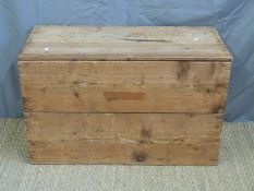 A pine trunk or packing crate (W87 x D39 x H54cm)