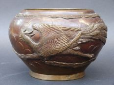 A Japanese bronze bowl decorated with birds,