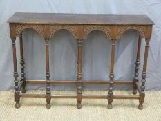 An oak hall table with turned legs (W112 x D33 x H76cm)