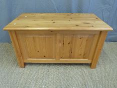 A pine blanket box (W100 x D52 x H56cm)
