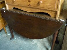 A mahogany drop leaf table raised on cabriole legs and pad feet (H72 x W98cm)