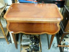 A drop leaf occasional table with cross banded decoration (H72 x W72cm)