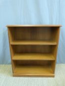 A modern bookcase with adjustable shelves (W78 x D30 x H91cm)