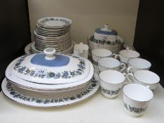 Approximately 40 pieces of Royal Doulton Esprit pattern dinner / teaware,
