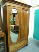 An inlaid Edwardian mahogany wardrobe with bevelled glass mirror (H198 x W122 x D54cm)