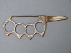 A WWI brass knuckle duster with 4.5cm blade, overall length 13.5cm.