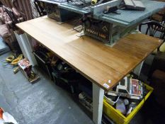 A pine topped kitchen table with painted legs (H78 x L175 x W88cm)