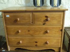 A pine chest of drawers (H63 x W85 x D39cm)