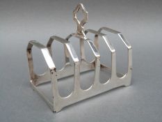 A Viners Art Deco hallmarked silver four slice toast rack, Sheffield 1936, weight 51g, length 7.