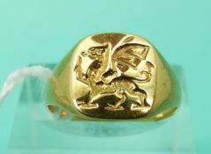 An 18ct gold signet ring inset with a dragon, marked Heritage,