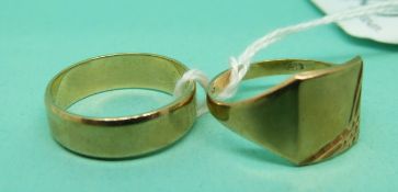 A 9ct gold wedding ring and a 9ct gold signet ring, weight 5.