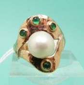 A yellow metal ring set with a pearl and emeralds with hammered decoration (Size P)