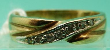 A 9ct gold ring set with diamonds in a twist setting (Size O)