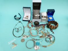 A collection of jewellery to include a silver bracelet set with amethysts,