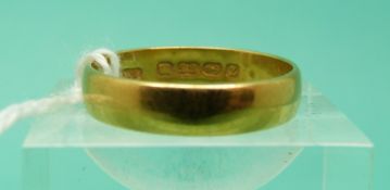A 22ct gold wedding ring, weight 3.