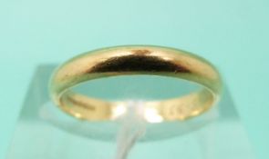 An 18ct gold wedding band, weight 2.