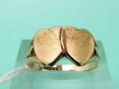 A 9ct gold signet ring in the form of two hearts, weight 3.