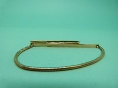 A hallmarked 9ct gold clip with safety chain, 7.4g.