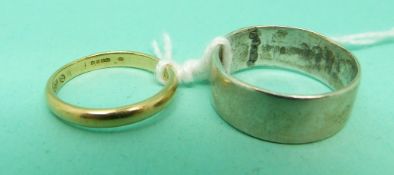 An 18ct gold wedding ring (1.