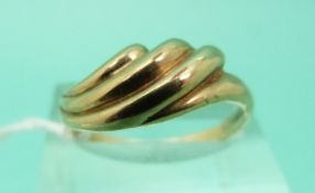 A 9ct gold ring set with a twist setting,