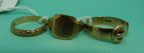 A 9ct gold buckle ring, a 9ct gold wedding ring and a 9ct gold signet ring, weight 9.