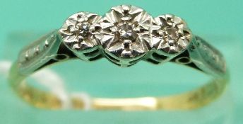 An 18ct gold ring set with three diamonds in a platinum setting (Size P)