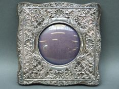 An Edwardian hallmarked silver circular photograph frame, Birmingham 1903 maker Samuel M.
