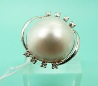 An 18ct white gold ring set with a large mabe pearl and diamonds (Size P)