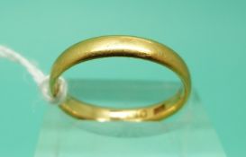 A 22ct gold wedding ring, weight 3.