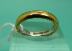 A 22ct gold and platinum wedding ring with 1932 receipt, weight 6.
