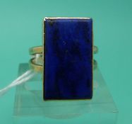 A 9ct gold ring set with a rectangular lapis lazuli cabochon (Size P)