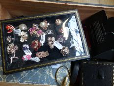 A collection of costume jewellery to include rings, brooches,
