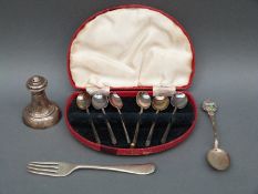 A carved set of six Art Deco style hallmarked silver coffee spoons and a hallmarked silver fork,