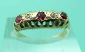 An 18ct gold ring set with rubies and diamonds (Size N)