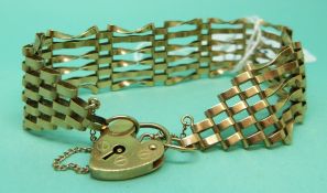 A 9ct gold gate bracelet with 9ct gold padlock 12.6g.