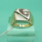 A bicoloured yellow metal ring marked 585 set with a cubic zirconia, weight 7.