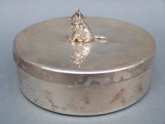 A modern hallmarked trinket pot with cat to lid, London 1989, maker's mark DE,