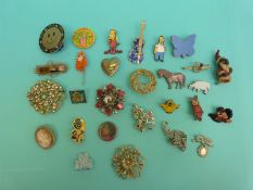 A collection of brooches to include a 9ct gold Edwardian brooch,