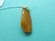 A 9ct gold pendant set with amber, 13g.