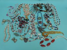 A collection of necklaces to include pearls, agate and pearl necklace,