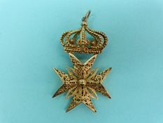 A silver gilt filigree pendant in the form of a Maltese cross with crown finial