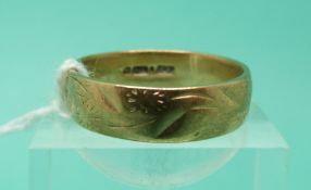 A 9ct gold wedding ring with engraved floral decoration, weight 4.