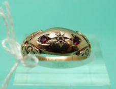 An Edwardian 9ct gold ring set with a diamond and garnets (Size O)