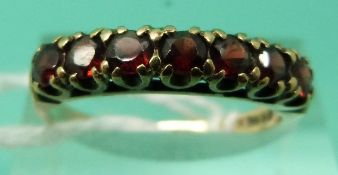 A 9ct gold ring set with garnets (Size Q)