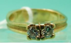 An 18ct gold ring set with two round brilliant cut diamonds (Size P)